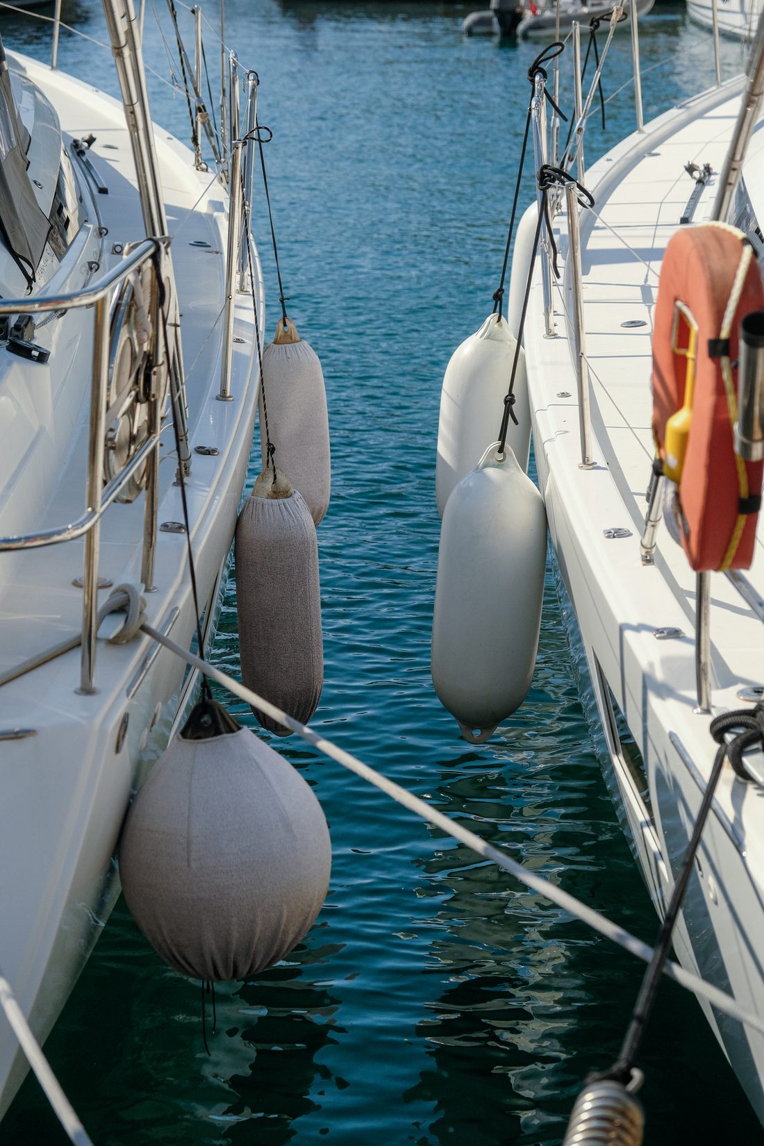 Lotus Marine ekibinden bir usta, karaya alınmış bir yelkenlinin karinasına zehirli boya uyguluyor